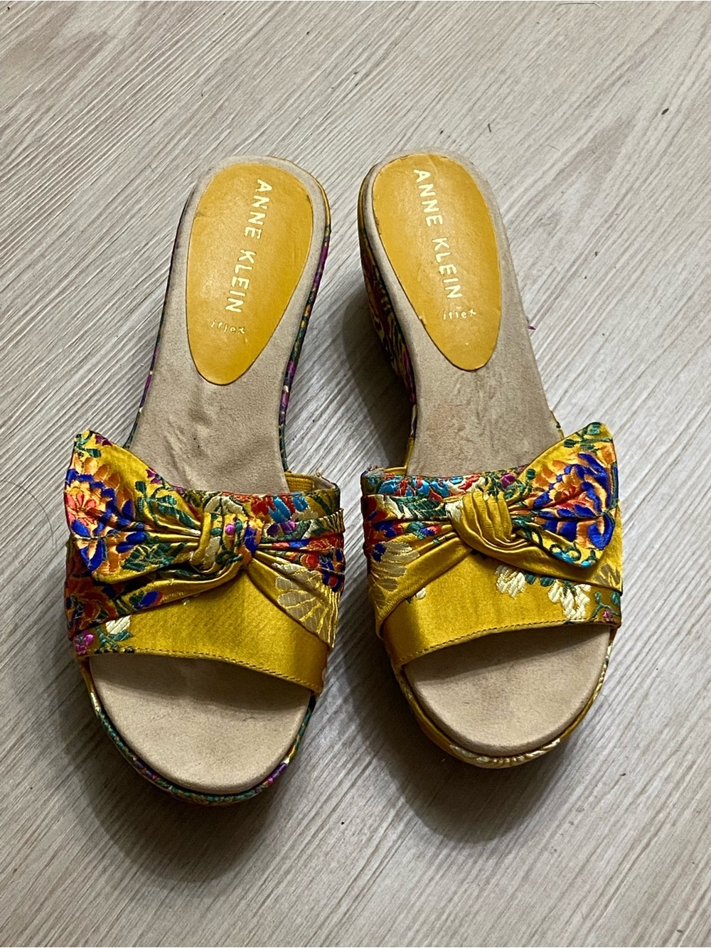 ANNE KLEIN Yellow Floral BOW-Tie Wedge AKZANDAL